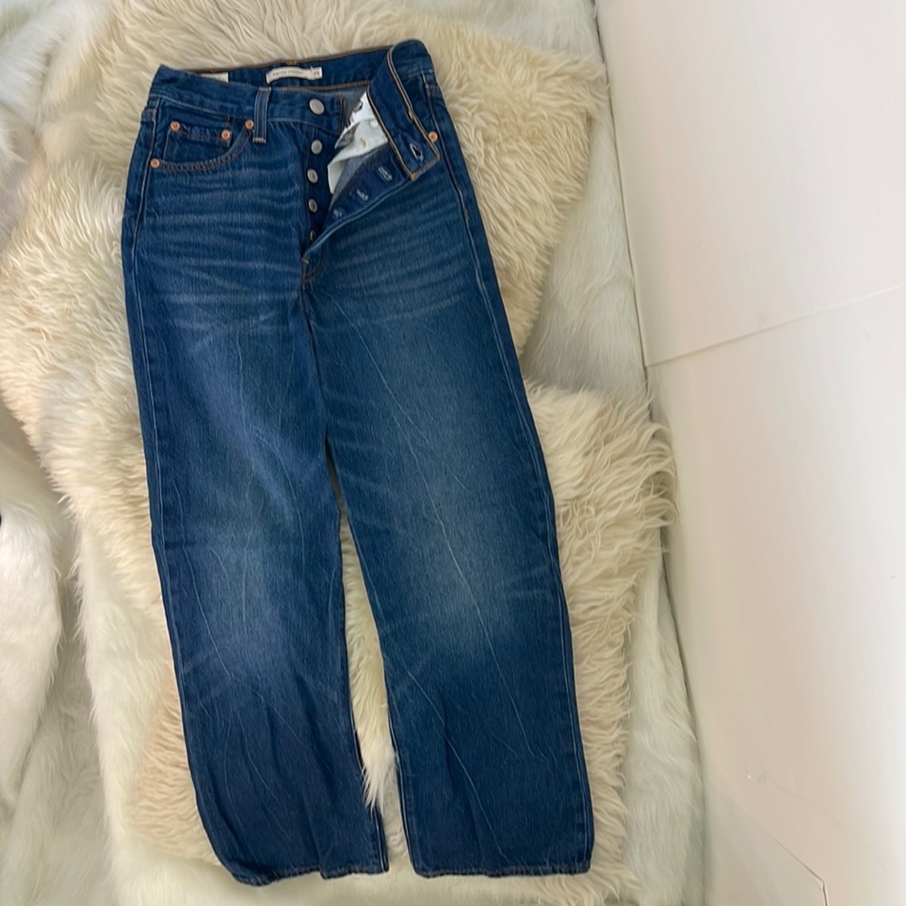 Womens size 25 button fly Levi’s Ribcage Straight dark wash denim Jeans